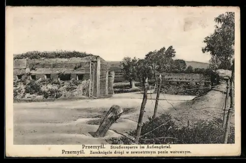 AK Przemysl, Strassensperre im Aussengürtel mit Stracheldraht