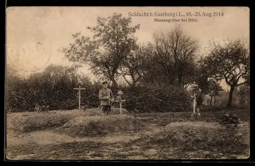 AK Schlacht bei Saarburg 18.-20. August 1914, Massengräber bei Bühl, Soldat in Uniform