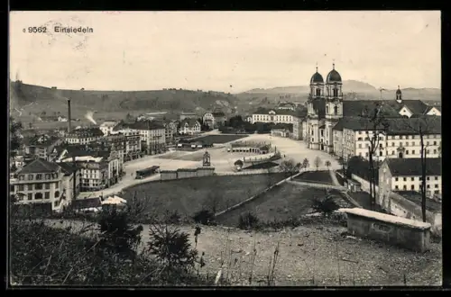 AK Einsiedeln, Ortsansicht mit Platz u. Kloster von einer Anhöhe aus