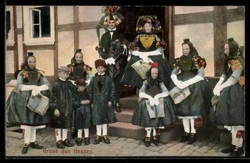 AK Oberhessener Bürger verschiedenen Alters präsentieren hessische Trachten und Hauben