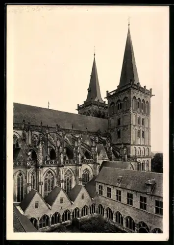 Foto-AK Deutscher Kunstverlag, Nr.4: Xanten, Blick in den Kreuzhof vom Viktorsdom