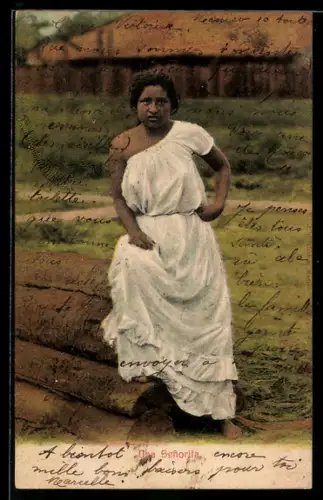 AK Mexikanische Indio-Frau posiert auf Holzstämmen in einem Kleid