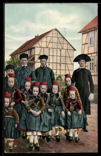 AK niedliche Kindergruppe in hessischer Volkstracht