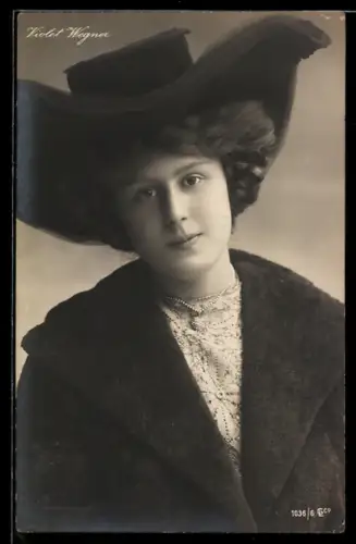 AK Schauspielerin Violet Wegner im Plüschmantel