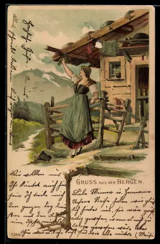 AK Gruss aus den Bergen, Frau an Zaun gelehnt vor dem Haus