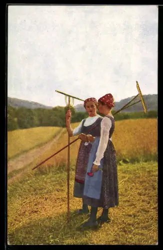 AK Zwei Bäuerinnen in Tracht mit ihren Werkzeugen