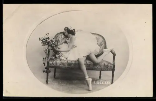 AK Ballett-Tänzerin auf einer Bank mit Blumen