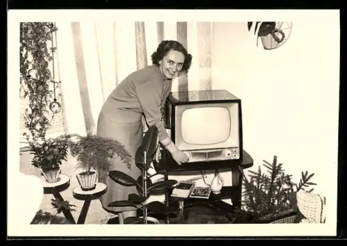 Foto-AK Lächelnde Dame mit einem Fernseher zu Weihnachten 1956