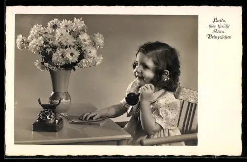 AK Mädchen am Telefon an einem Tisch sitzend