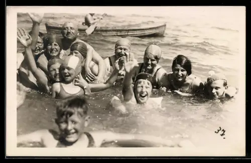 Foto-AK Gruppe in Badekleidung mit Badekappen im Wasser