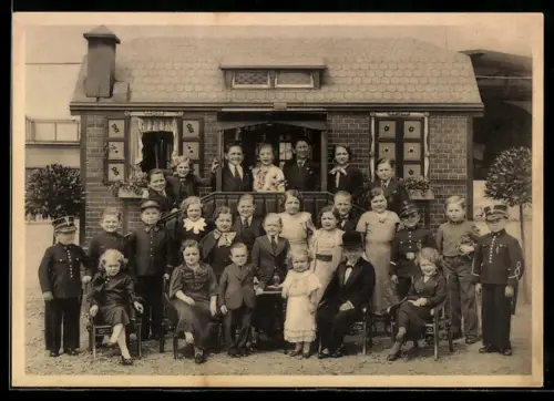AK Gruppe Liliputaner in verschiedenen Verkleidungen vor einem kleinen Haus