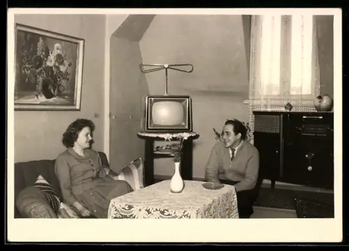 AK Paar in einem Wohnzimmer mit Fernseher