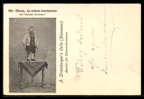 AK Liliputaner Ole Olsen steht auf einem Tisch