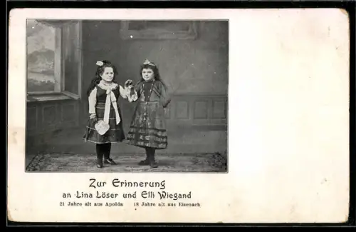 AK Liliputaner Lina Löser und Elli Wiegand stehen in einem Zimmer