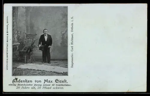 AK Liliputaner Max Eiselt in feiner Kleidung und mit Zylinder neben einem Stuhl