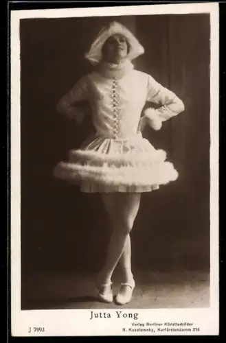 AK Balletttänzerin Jutta Yong im Kostüm