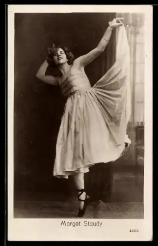 AK Balletttänzerin Margot Staudy auf einem Bein