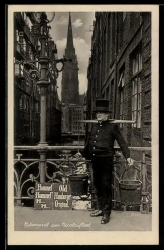 AK Hamburg, Mann mit Zylinder und Wassereimern auf einer Brücke