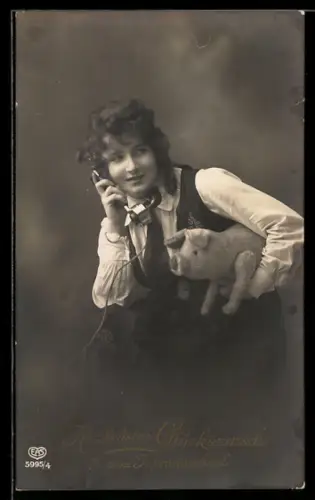 AK Hübsche Frau am Telefon mit Glücksschwein unter dem Arm