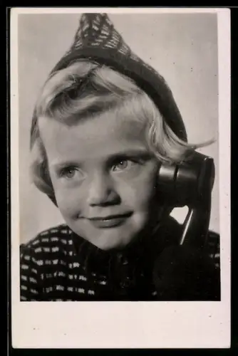 AK Junges Kind mit Mütze am Telefon