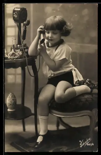 AK Junges Kind am Telefon sitzt auf einem Hocker