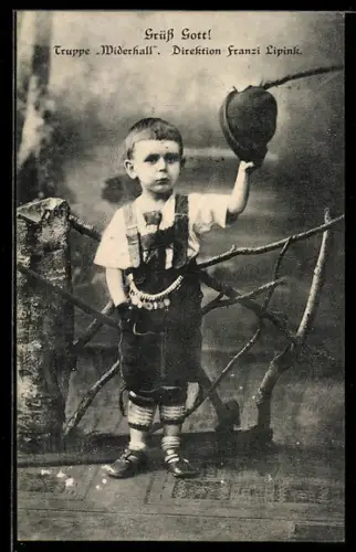 AK Grüss Gott!, Trachtenkapelle Wiederhall, Direktion Franzi Lipink, Bub in Tracht winkt mit seinem Hut