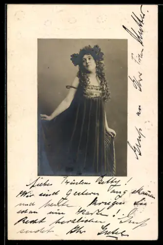 Foto-Collage-AK Hübsche Frau mit Blumen in den Haaren und elegantem Kleid