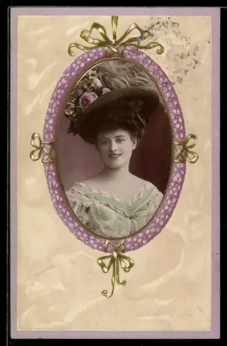 Foto-Collage-AK Lächelnde Frau mit eindrucksvollem Hut und Spiegel-Passepartout