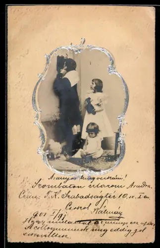 Foto-Collage-AK Drei Kinder in einem Wohnzimmer mit Silberrahmenpassepartout