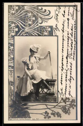 Foto-AK Hübsche Frau mit Hut, Passepartout im Jugendstil