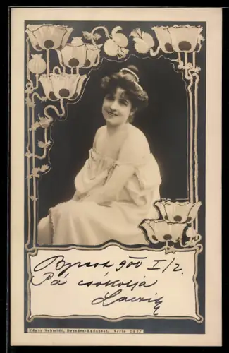 Foto-AK Hübsche lächelnde Frau im weissen Kleid, Passepartout im Jugendstil