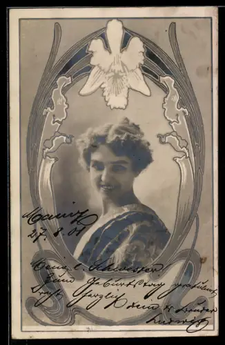 AK Lächelnde Frau im Gewand unter der Blüte, Jugendstil, Fotomontage