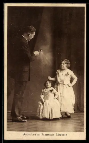 AK Liliputanerin Prinzessin Elisabeth neben einem Mann mit Lupe