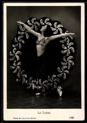 AK Lo Lolott, Tänzerin auf der Bühne