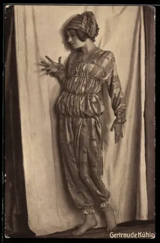 AK Tänzerin Gertraude Kühle am Vorhang