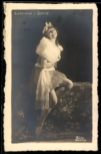 AK Tänzerin Ludowica von Behrs in Pose