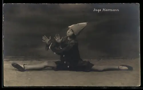 AK Tänzerin Inge Harmann im Spagat