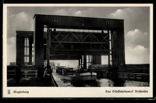 AK Magdeburg, Schiffshebewerk Rothensee, Frachtkahn bei der Durchfahrt