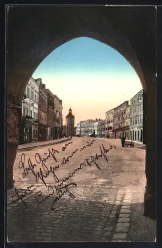 AK Vöcklabruck, Stadtplatz mit Torbogen und Stadtturm