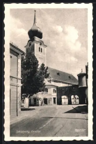 AK Schladming /Ennstal, Kirche und Kaufhaus, Ortsplatz mit Arkaden
