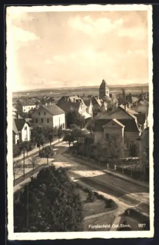 AK Fürstenfeld /Ost-Stmk., Ortspanorama mit Kirche und Wohnhäusern