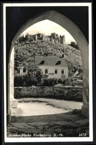 AK Kirchschlag /N.-Oe., Blick durch Torbogen auf Burgruine und Gasthaus Gruber