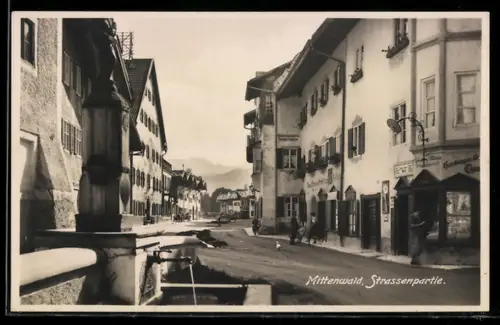 AK Mittenwald, Strassenpartie mit Brunnen u. Geschäften