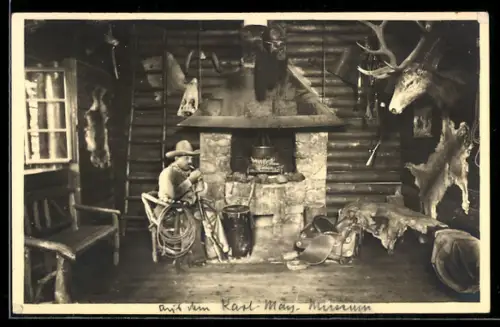 Foto-AK Radebeul, Patty Frank sitzt am Kamin der Villa Bärenfett, Karl May-Museum