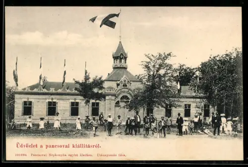 AK Pancsova, Menschenmenge vor einem Ausstellungsgebäude