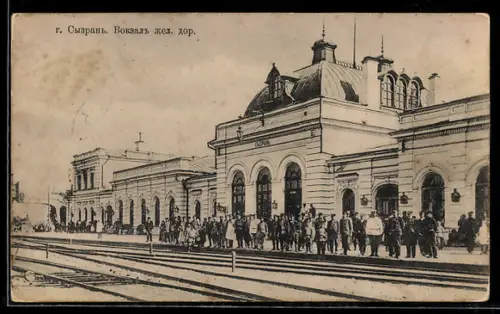 AK Sysran, Menschenmenge wartet am Bahnhof