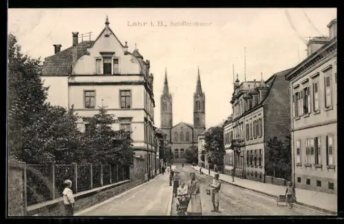AK Lahr i. B., Schillerstrasse, Strassenszene mit Kirche