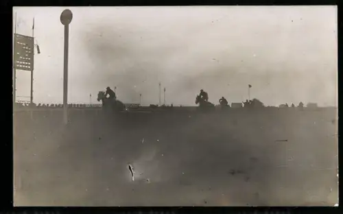 Foto-AK Mannheim, Pferderennbahn, Reiter bei einem Pferderennen, 1913