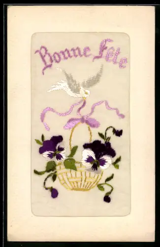 Seidenstick-AK Weisse Taube mit Stiefmütterchenkorb, Schriftzug Bonne Fete, Ornament-Rahmen