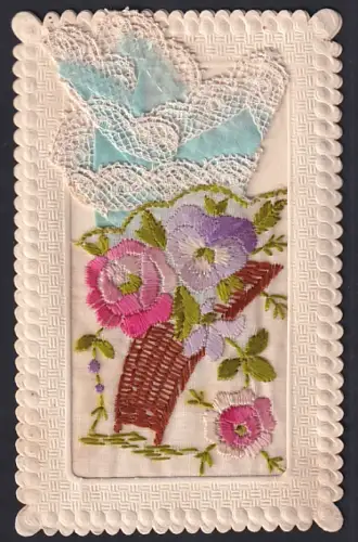 Seidenstick-AK Rosen u. Veilchen, Seidentasche mit Spitzen-Taschentuch, Ornament-Rahmen